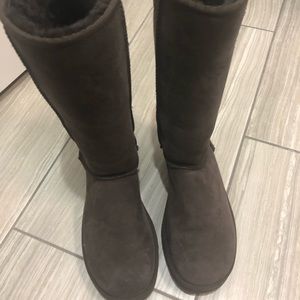 Brown tall Ugg size 8
